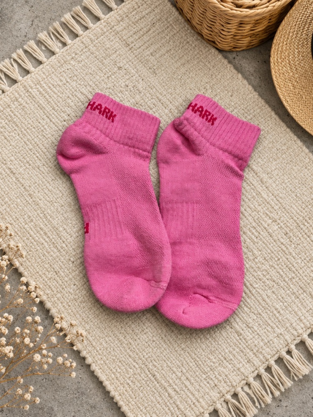 NWOT Gymshark Unisex Quarter Socks Pink Logo - Size Medium